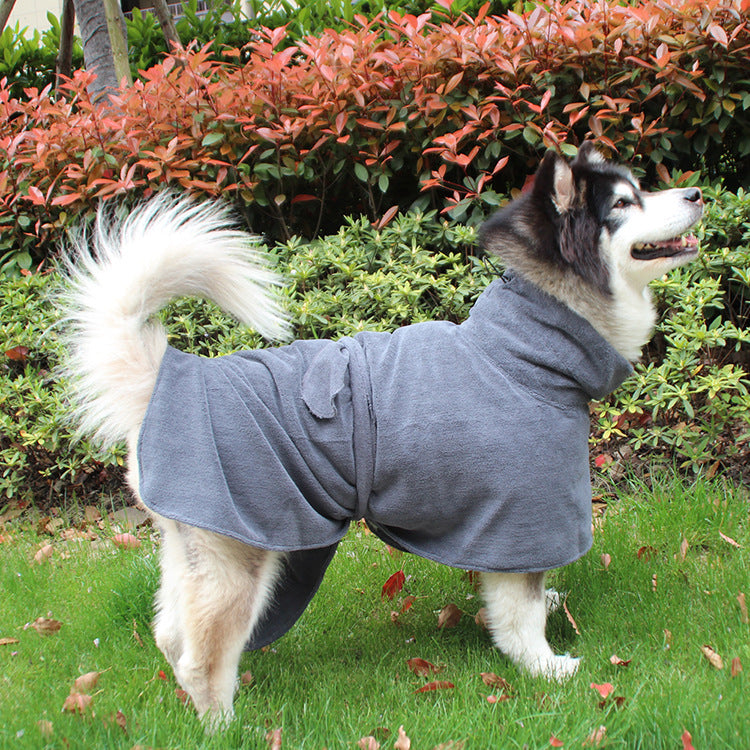 Side view of a husky wearing the absorbent dog bathrobe